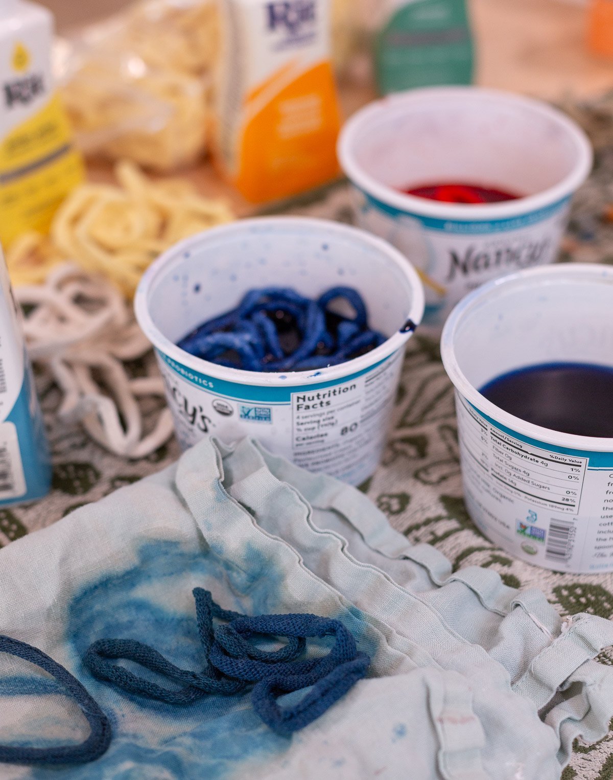 dyeing loops for a potholder loom in various colors